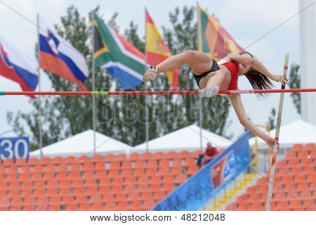 DONETSK, UKRAINE - juli 11: Krista Obizajeva af Letland konkurrerer i stangspring under 8 IAAF World 