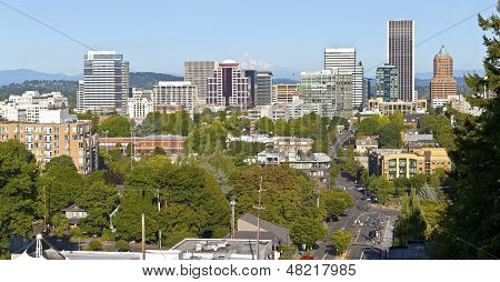 Portland Oregon Skyline Panorama mit Mt. Hood.