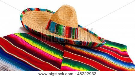 Meksykańskie Serape i sombrero na białym tle