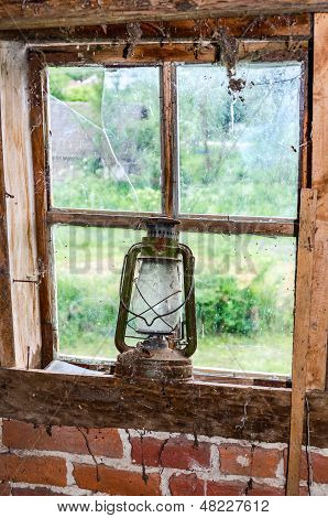 Lampada ad olio sul vecchio Broken Window