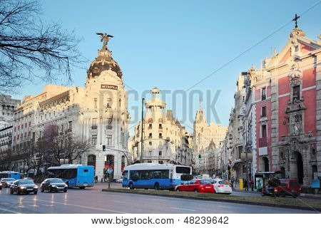 มาดริด - 10 mar: อาคารแกรนเวียถนนในตอนเช้าของฤดูใบไม้ผลิ เมโทรโพลิ Edifisio 10 mar, 2012 บ้า