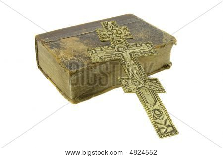 Nagyon régi Vintage Biblia és a nagy templom kereszt közelében, hogy elszigetelt fehér háttér felett