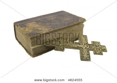 Nagyon régi Vintage Biblia és a nagy templom kereszt közelében, hogy elszigetelt fehér háttér felett
