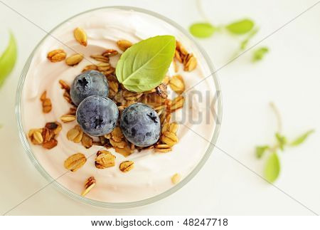 čerstvý jogurt s müsli a ovocem