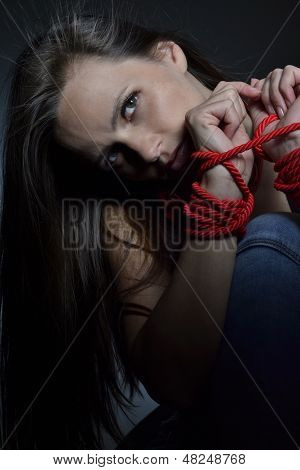 Красивая молодая женщина с красной Наушники