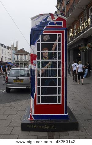 WINDSOR, Velká Británie - 21. července: Harry, princ z Walesu zobrazen na Timmy Mallet Ring královská poštovní schránka. Umění i