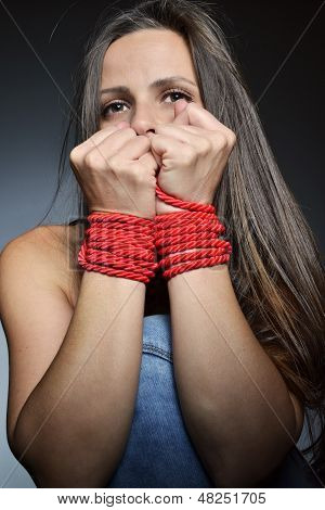 красивая молодая женщина, связали веревкой красный