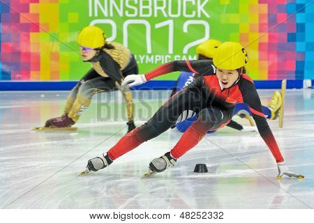 INNSBRUCK, Østrig - januar 18 Aili Xu (Kina, #3) placerer sekund i damernes 1000 m short track 
