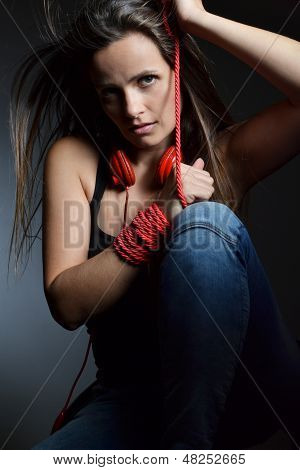 Красивая молодая женщина с красной Наушники