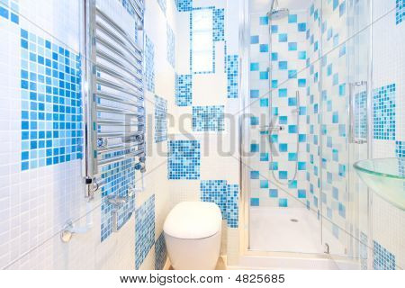 Blaue Toilette