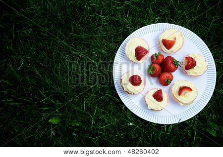 Jordbær og vanille Cupcakes på græs