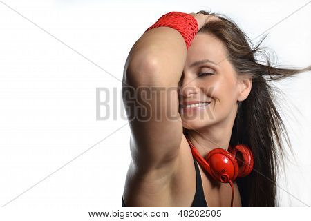 Красивая молодая женщина с красной Наушники