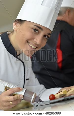 Unge restauratøren forbereder foire gras parabol
