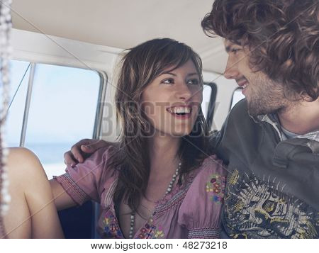 Usmíval se mladý pár při pohledu na sebe v campervan
