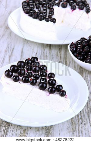 Tvarohový koláč s čerstvým ovocem na bílém štítku na dřevěný stůl closeup