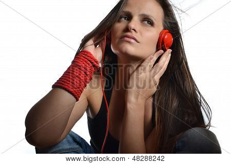 Красивая молодая женщина с красной Наушники