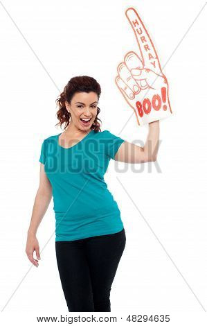 Ура позволяет отмечать. Веселый женский вентилятор