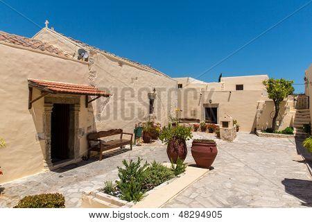 修道院 （男修道院) 在 Messara 谷在克里特在希腊岛。Messara-是最大的平原，河中