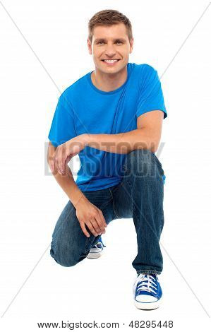 Casual Cool jovem tipo Semi sentado no chão