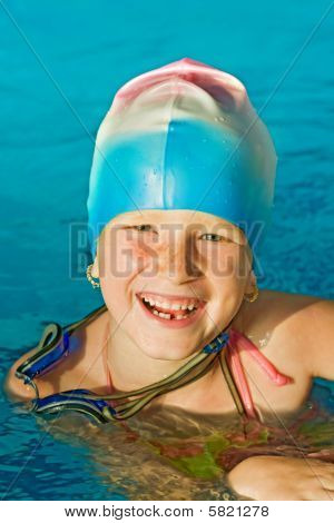 Fillette dans une piscine