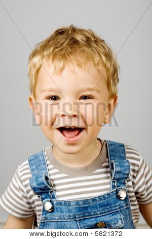 Petit garçon en riant