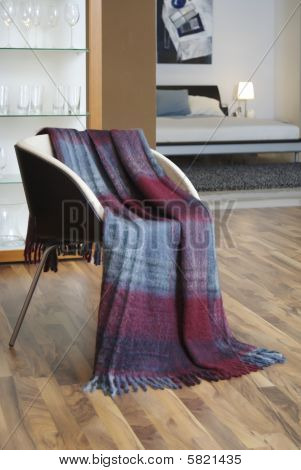 Plaid nanoszone na krześle