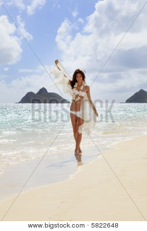 mulher de biquíni branco e chiffon