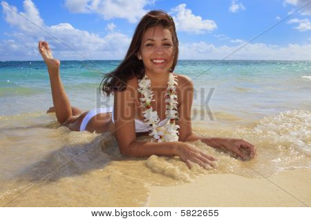 jovem mulher com um biquíni branco