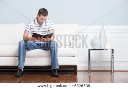 Uomo lettura sul divano del salotto