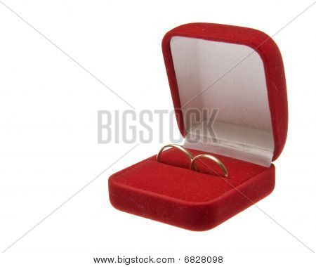 Due anelli di nozze d'oro In aperto scatola rossa isolata On White Background