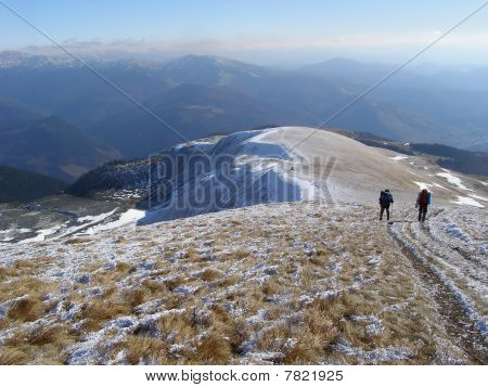 Touristen in einer Berglandschaft
