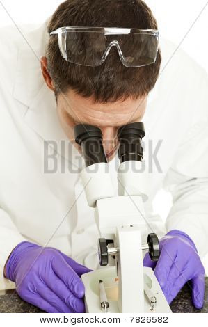 Cientista olhando de amostra