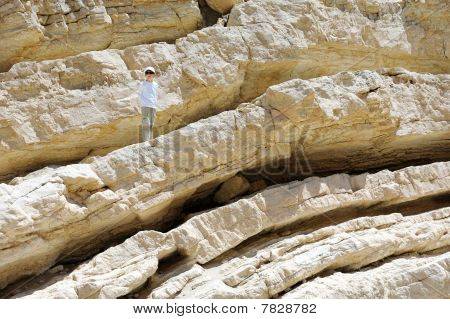 Makhtesh Ramon beyaz taşlar üzerinde çocuk