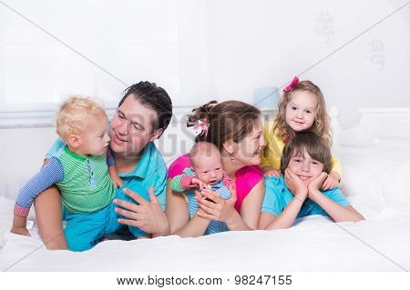 Big Family With Kids In Bed