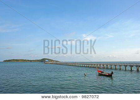 Dlouho ocasem loď, zaparkované v Rawai Beach, Phuket, Thajsko.
