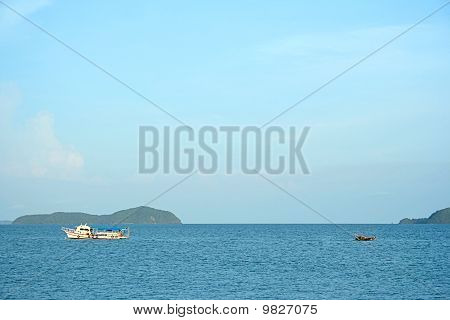 Malé čluny a velkých lodí z Rawai pobřeží Phuket Thajsko