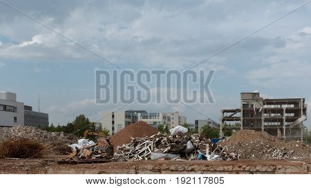 a bunch of ruins in an urban area