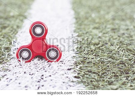 the popular red spinner gadget in 2017 line of the soccer (football) artificial field