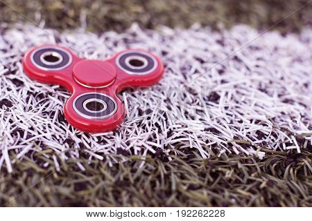 the popular spinner gadget in 2017 on a green and white artificial lawn