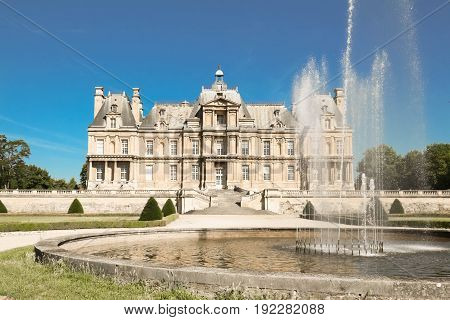 The Maisons-Laffitte castle is a prime example of French baroque architecture and a reference point in the history of French architecture.