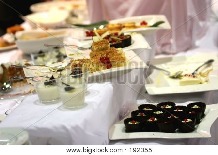 จัดเลี้ยง