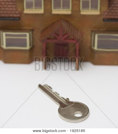 Chiave e casa in miniatura