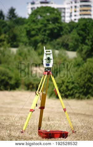 A leveling device on a three-armed tripod for landscape surveying.