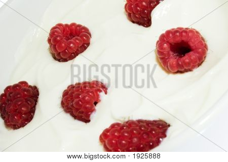 Yaourt et framboises dans un bol.