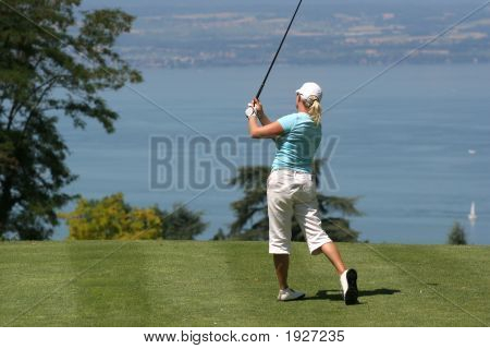 Lady Golf Swing přes Ženevské jezero