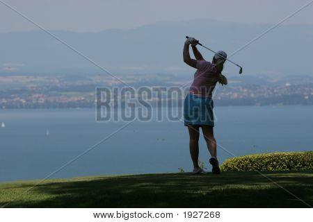Lady Golf Swing přes Ženevské jezero