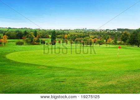 Smukke landskab med grønne golf felt
