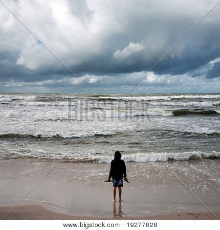 คนที่มองเข้าไปในพายุทะเล