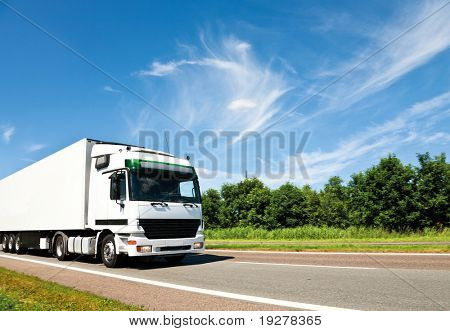 biały samochód na autostradzie