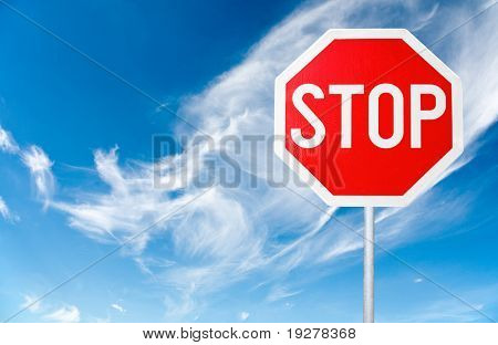 Stop-Schild mit einem bewölkten Himmel